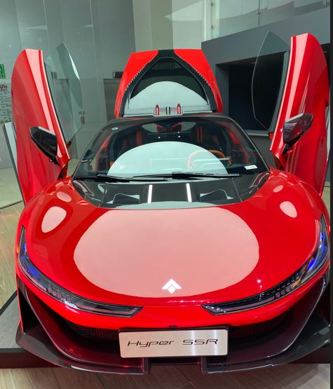 Auto deportivo rojo Hyper SSR con acabado BioProtec en exhibición